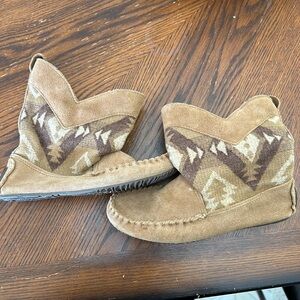 Manitobah Muklus size 8 women/ 6 men